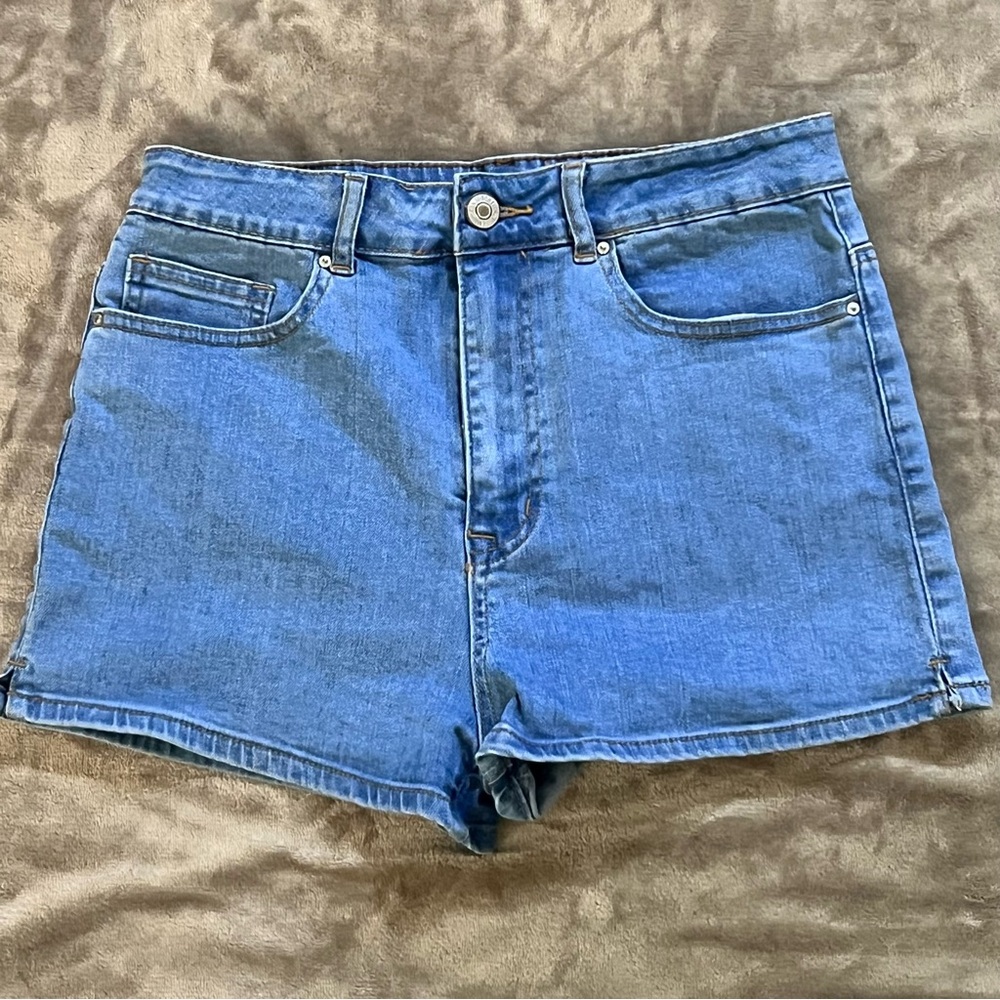 FOREVER 21 LIGHT DENIM SHORTS